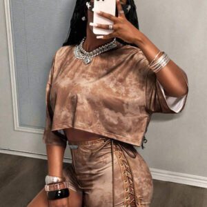 Slaydiva Ensemble deux pièces pour femmes - T-shirt ample à encolure ronde et épaules tombantes + shorts slim à motif flocon de neige doré. Tenue décontractée d'été 2025 pour la rue, la vie quotidienne et les sorties