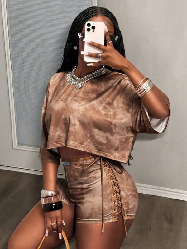 Slaydiva Ensemble deux pièces pour femmes - T-shirt ample à encolure ronde et épaules tombantes + shorts slim à motif flocon de neige doré. Tenue décontractée d'été 2025 pour la rue, la vie quotidienne et les sorties – Image 18