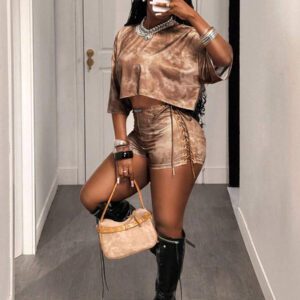 Slaydiva Ensemble deux pièces pour femmes - T-shirt ample à encolure ronde et épaules tombantes + shorts slim à motif flocon de neige doré. Tenue décontractée d'été 2025 pour la rue, la vie quotidienne et les sorties