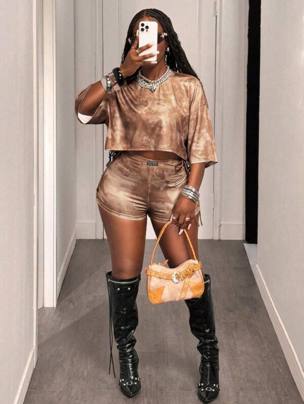 Slaydiva Ensemble deux pièces pour femmes - T-shirt ample à encolure ronde et épaules tombantes + shorts slim à motif flocon de neige doré. Tenue décontractée d'été 2025 pour la rue, la vie quotidienne et les sorties – Image 24