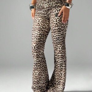 Missguided x Playboy Leggings pattes d'éléphant taille haute imprimé léopard. Pantalon évasé rétro au motif animal classique. Jambes larges pour club et festival, idéal pour l'automne et l'hiver.