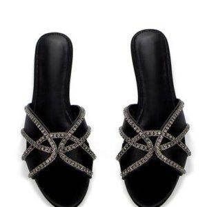 Sandales mules plates confort pour usage quotidien et soirée en satin noir, avec bride ornée de strass et détail ajouré, bout ouvert pour femmes