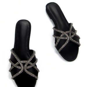 Sandales mules plates confort pour usage quotidien et soirée en satin noir, avec bride ornée de strass et détail ajouré, bout ouvert pour femmes