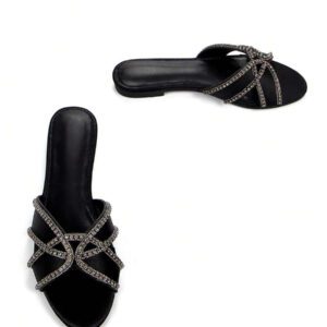 Sandales mules plates confort pour usage quotidien et soirée en satin noir, avec bride ornée de strass et détail ajouré, bout ouvert pour femmes