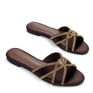 Sandales mules plates confort pour usage quotidien et soirée en satin noir, avec bride ornée de strass et détail ajouré, bout ouvert pour femmes