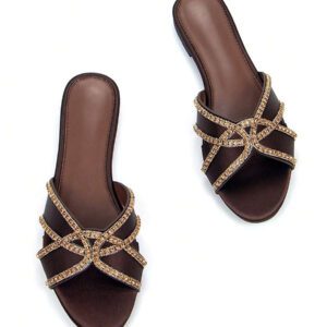 Sandales mules plates confort pour usage quotidien et soirée en satin noir, avec bride ornée de strass et détail ajouré, bout ouvert pour femmes
