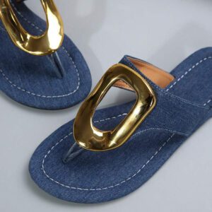 Tongs plates de plage confortables pour femmes avec imprimé léopard, décoration de boucle en métal