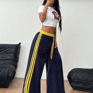 Coolane Pantalon de survêtement à jambes larges de couleurs contrastées bleu foncé et jaune, avec taille élastique et texture à bandes. Tenue de loisirs athlétiques pour femmes et hommes, idéale pour les festivals d'été et le streetwear.