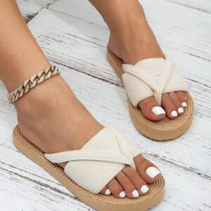 Sandales plates pour femmes, sandales à plateforme noire avec des pompons, à enfiler avec lacets, ouvertes au bout, pour un usage casual, quotidien, extérieur, plage ou voyage