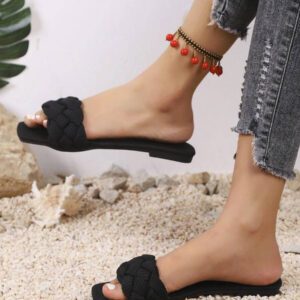 Sandales femme plates tissées rouges avec élégant design de boucle en métal pour les vacances d'été