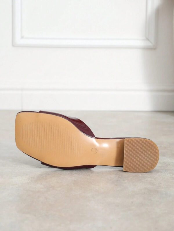 Sandales plates romaines pour femmes, boucle en métal, sangles coulissantes, talons bas couleur bordeaux, confortables et antidérapantes – Image 15