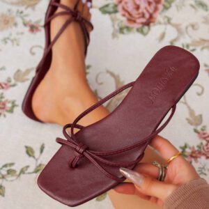 Sandales plates femme imprimé léopard marron avec design à bout carré et bride de orteil. Grandes tailles, chaussures d'été et polyvalentes pour le festival de musique, les maillots de bain/bikini, l'usage casual/intérieur