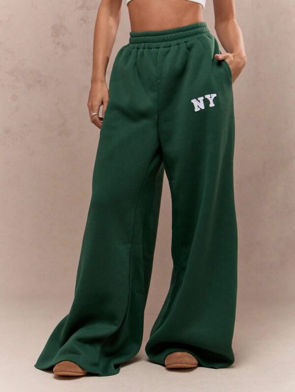 MISSGUIDED Pantalon de survêtement à jambes extra larges et longues, style universitaire et athlétique, avec logo flammé Varsity NY, taille élastique, taille haute, pour l'automne et l'hiver, pour le sport et le détente – Image 2