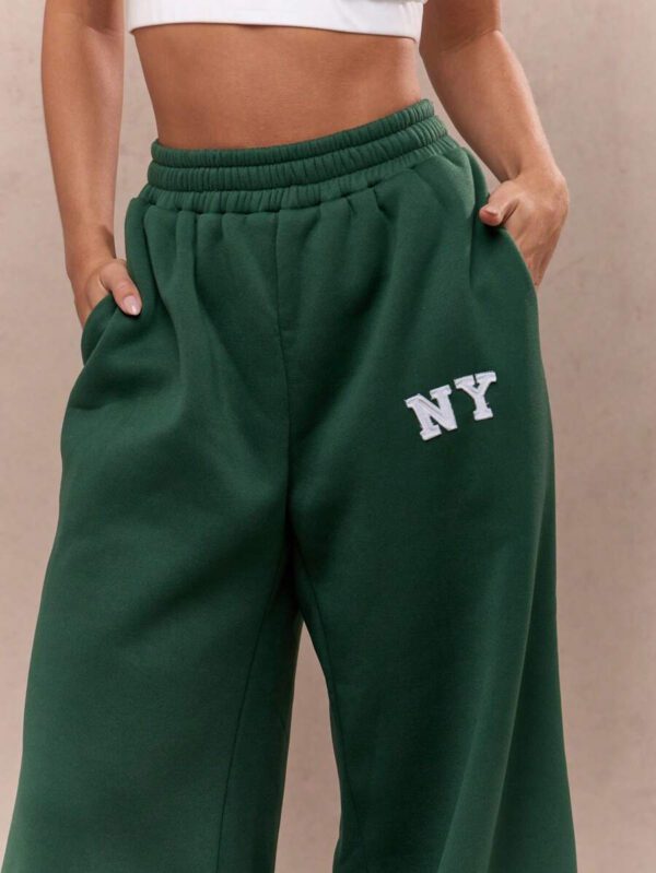 MISSGUIDED Pantalon de survêtement à jambes extra larges et longues, style universitaire et athlétique, avec logo flammé Varsity NY, taille élastique, taille haute, pour l'automne et l'hiver, pour le sport et le détente – Image 4