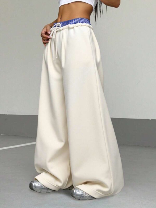 Pantalon de survêtement décontracté premium, design confortable à taille élastique contemporaine, élément urbain essentiel aux tons neutres sophistiqués, pantalon chic décontracté professionnel, innovation minimaliste de luxe avec cordon de serrage et accent de denim moderne – Image 5
