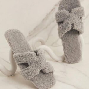 SHUZIA Sandales mules en polaire douce et confortable de couleur sauge terne pour femmes - Chaussures d'été amies des animaux à l'esprit de vacances douillettes. Chaussures de printemps, chaussures de vacances de Pâques, chaussures d'été et chaussures de plage casual