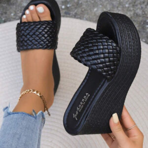 Sandales compensées d'été pour femmes, sandales à enfiler avec motif rayé/à carreaux tressé, ouvertes sur le dessus, avec semelle épaisse et talons hauts de 9 cm, noire, confortables et mode pour l'extérieur. Taille 1/2 numéro plus petit que la normale