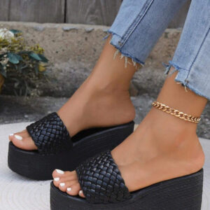 Sandales compensées d'été pour femmes, sandales à enfiler avec motif rayé/à carreaux tressé, ouvertes sur le dessus, avec semelle épaisse et talons hauts de 9 cm, noire, confortables et mode pour l'extérieur. Taille 1/2 numéro plus petit que la normale