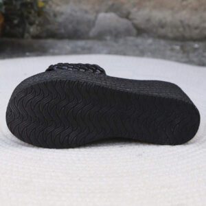 Sandales compensées d'été pour femmes, sandales à enfiler avec motif rayé/à carreaux tressé, ouvertes sur le dessus, avec semelle épaisse et talons hauts de 9 cm, noire, confortables et mode pour l'extérieur. Taille 1/2 numéro plus petit que la normale