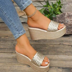 Sandales compensées d'été pour femmes, sandales à enfiler avec motif rayé/à carreaux tressé, ouvertes sur le dessus, avec semelle épaisse et talons hauts de 9 cm, noire, confortables et mode pour l'extérieur. Taille 1/2 numéro plus petit que la normale