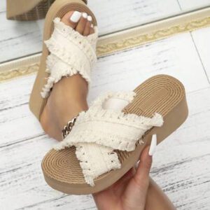 Sandales à semelle épaisse polyvalentes et élégantes pour femmes, de style romain rétro classique, élégantes et féériques avec des pompons beiges. Convient pour les soirées, les vacances, Halloween, Noël. Confortable, bout rond polyvalent, texture de corde sur la semelle, talon compensé.
