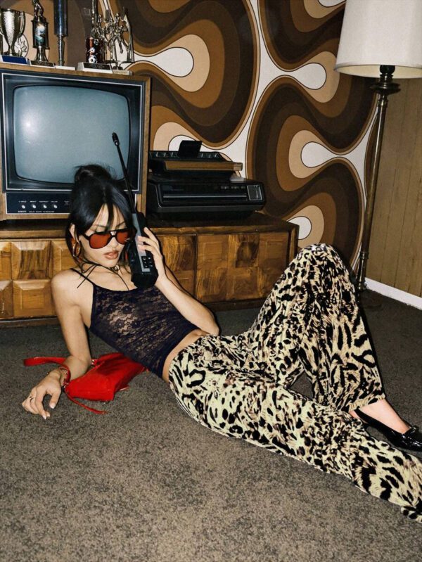SHEIN EZwear Pantalon de survêtement en velours à imprimé léopard avec cordon de serrage et jambe ample – Image 4