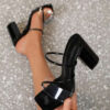 Talons hauts à enfiler avec bout carré et talon épais noirs pour femme. Design minimaliste sexy et confortable. Convient pour les soirées, les banquets, les tenues décontractées, des sandales et mode