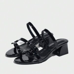 Sandales noir à enfiler femme avec bride croisée, bout rond, talon carré et moyen, minimaliste et stylée pour les jeunes femmes, pour les occasions décontractées, au printemps et en été