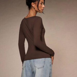 Chiquease T-shirt moulant à manches longues pour femmes, au cou d'équipage, à nœud décoratif, en tricot élastique unicolore. Port polyvalent pour tous les jours.