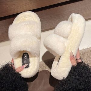 2025 Nouvelles pantoufles d'hiver pour femmes à semelle épaisse et talon haut moelleux, pantoufles de style fée petites et plates-formes surélevées pour porter à l'extérieur en automne, pantoufles d'intérieur de bureau, tailles 34-42