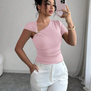Elenzga T-shirt femme à col asymétrique élégant avec décoration de boutons dorés 3D et manches courtes
