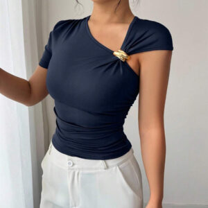 Elenzga T-shirt femme à col asymétrique élégant avec décoration de boutons dorés 3D et manches courtes
