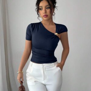 Elenzga T-shirt femme à col asymétrique élégant avec décoration de boutons dorés 3D et manches courtes