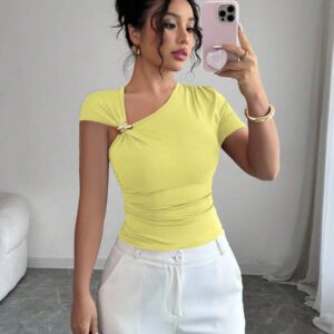 Elenzga T-shirt femme à col asymétrique élégant avec décoration de boutons dorés 3D et manches courtes