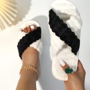 Pantoufles femme à bandes croisées mode en peluche grise et moelleuse, semelle souple et confortable pour les sols de chambre calmes
