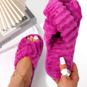 Pantoufles femme à bandes croisées mode en peluche grise et moelleuse, semelle souple et confortable pour les sols de chambre calmes
