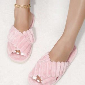 Pantoufles femme à bandes croisées mode en peluche grise et moelleuse, semelle souple et confortable pour les sols de chambre calmes