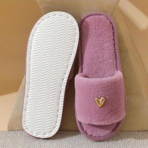 Pantoufles mode en peluche avec décoration en forme de cœur pour femmes, semelle douce, confortable et légère, convient pour le salon et la chambre à coucher, toutes saisons