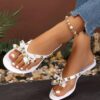 Nouvelles sandales plates pour femmes avec rivets et nœud papillon élégants pour l'été, bout ouvert, charmantes pantoufles de plage à la mode pour femmes, tongs pour femmes