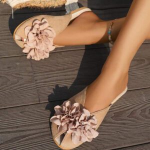 1 paire de sandales à fleurs de camélia 3D pour femmes et étudiantes, retour à l'école. Sandales plates de style mode extérieure, bout rond, glissantes, douces, convenant pour le mariage, le travail, l'école, le dortoir, les vacances, les voyages et la plage.