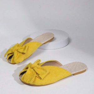 1 paire de sandales à fleurs de camélia 3D pour femmes et étudiantes, retour à l'école. Sandales plates de style mode extérieure, bout rond, glissantes, douces, convenant pour le mariage, le travail, l'école, le dortoir, les vacances, les voyages et la plage.