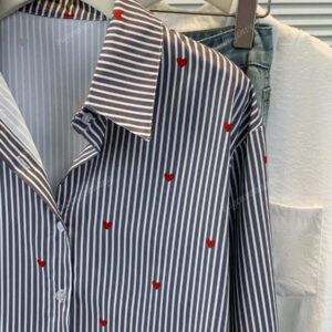 Chemise à col polo à imprimé cœur et rayures pour femme - Chemisier casual à manches longues à boutons pour les vacances, Tenue de tous les jours pour le printemps, l'été et l'automne