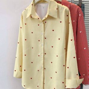Chemise à col polo à imprimé cœur et rayures pour femme - Chemisier casual à manches longues à boutons pour les vacances, Tenue de tous les jours pour le printemps, l'été et l'automne