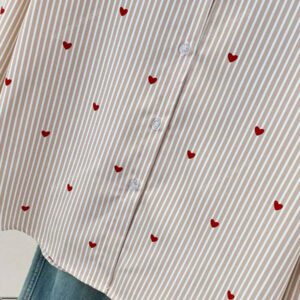 Chemise à col polo à imprimé cœur et rayures pour femme - Chemisier casual à manches longues à boutons pour les vacances, Tenue de tous les jours pour le printemps, l'été et l'automne