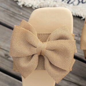 Nouvelles sandales blanches pour femmes, mode mignonne et légère avec décoration de nœud, chaussures plates à bout carré, matériau en tissu convenant aux étudiantes, à la vie quotidienne et aux fêtes