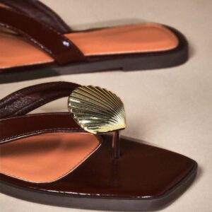 SHUZIA Sandales plates confortables de mode casual pour femmes avec décoration métallique - Punk chic, élégant et