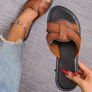 Nouvelles sandales pour femmes de printemps/été, de marque. Sandales plates confortables de style romain casual à enfiler pour l'été, recommandées par des blogueurs. Design de chaîne de désert, sandales compensées avec ornements de strass pour la plage. Mules minimalistes d'intérieur/extérieur à enfiler. Mules plates avec brides imprimé alligator et décor métallique.