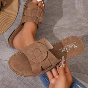 Nouvelles sandales pour femmes de printemps/été, de marque. Sandales plates confortables de style romain casual à enfiler pour l'été, recommandées par des blogueurs. Design de chaîne de désert, sandales compensées avec ornements de strass pour la plage. Mules minimalistes d'intérieur/extérieur à enfiler. Mules plates avec brides imprimé alligator et décor métallique.