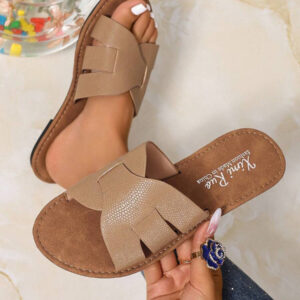 Nouvelles sandales pour femmes de printemps/été, de marque. Sandales plates confortables de style romain casual à enfiler pour l'été, recommandées par des blogueurs. Design de chaîne de désert, sandales compensées avec ornements de strass pour la plage. Mules minimalistes d'intérieur/extérieur à enfiler. Mules plates avec brides imprimé alligator et décor métallique.