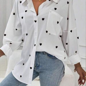 Chemise décontractée pour femmes avec boutons à l'avant, manches longues, poche et imprimé de cœurs sur tout le vêtement